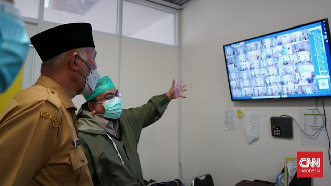 Dirut RSUP di Padang, Yusirwan Yusuf mengajak tokoh adat dan ulama yang tak percaya Covid-19 untuk melihat langsung pasien berdesakan dan antre ventilator.