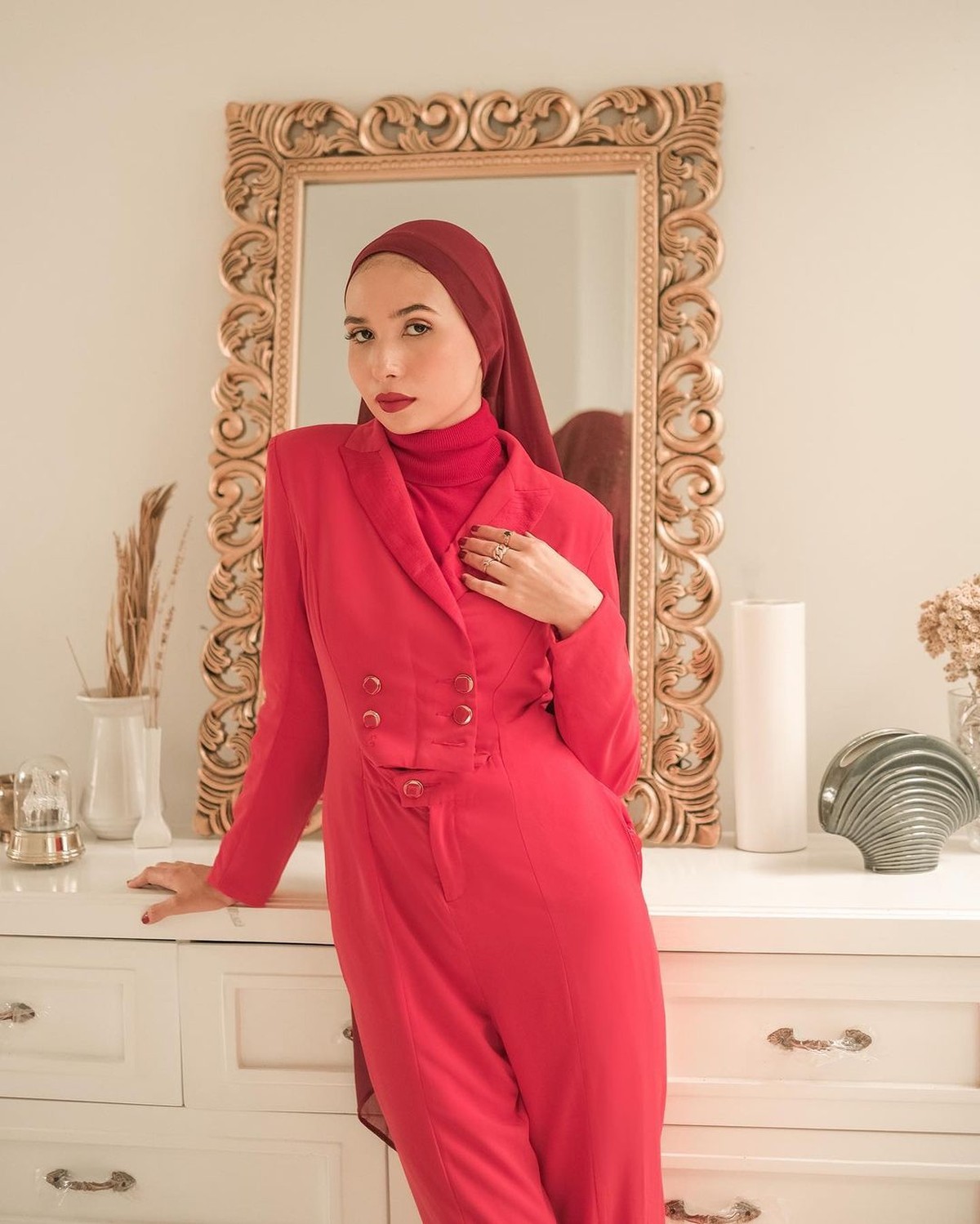 Foto Cantik Daniella Kharishma Selebgram Blasteran yang Jadi Mualaf