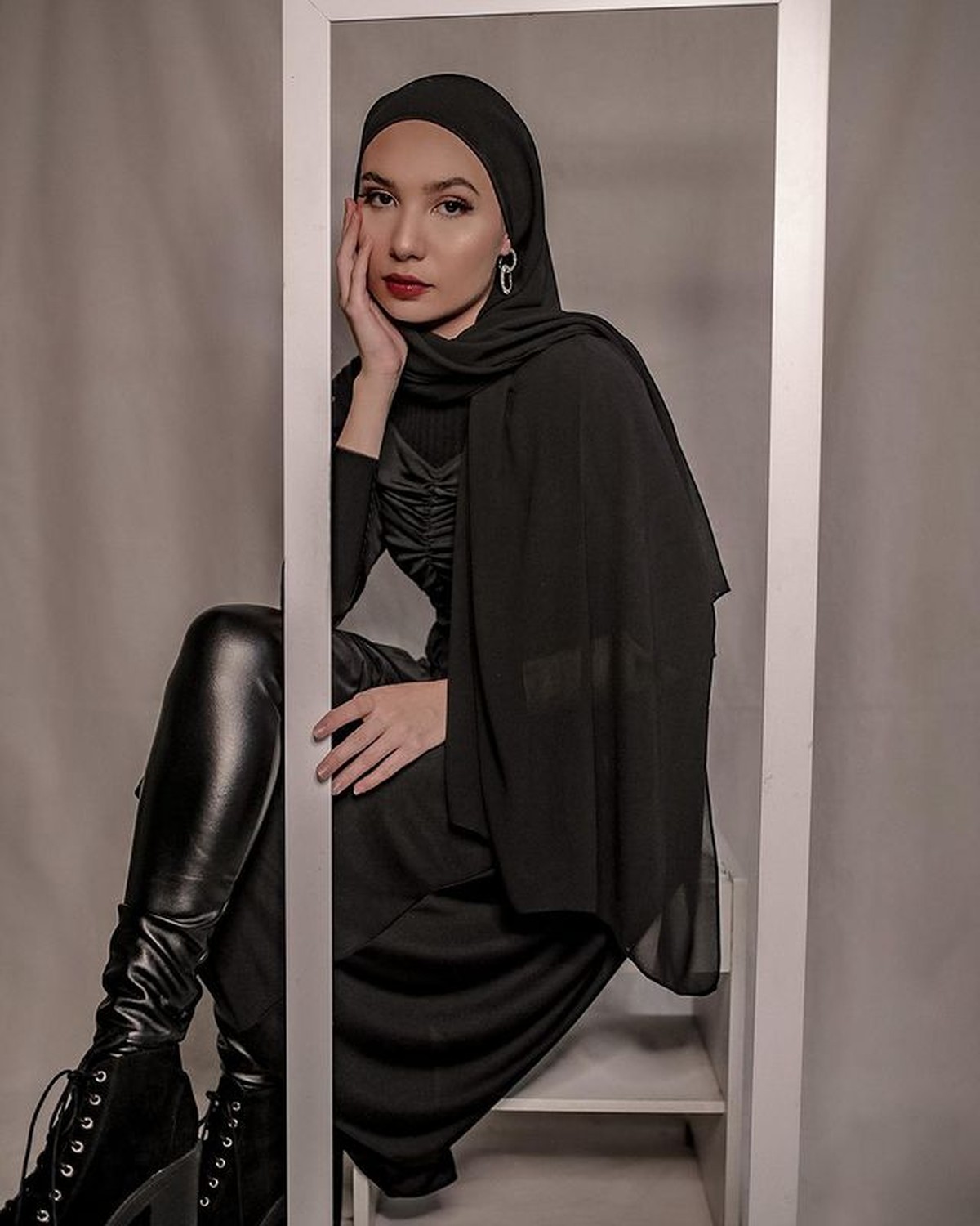 Foto Cantik Daniella Kharishma Selebgram Blasteran yang Jadi Mualaf