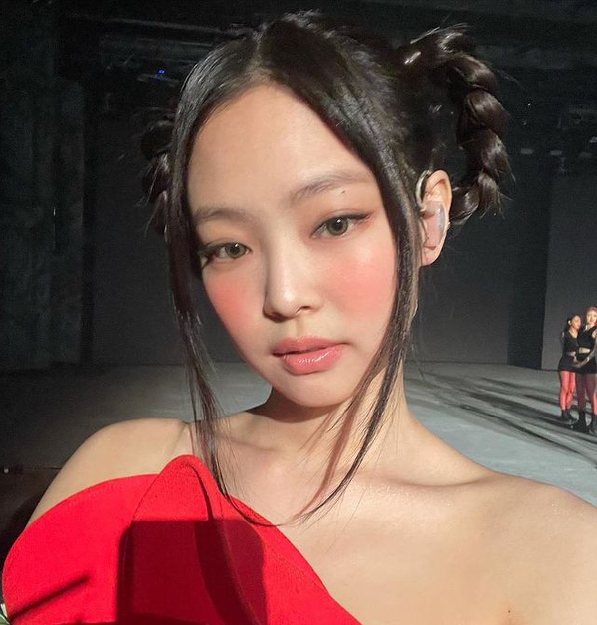 Jennie BLACKPINK kerap mengubah gaya rambutnya salah satunya rambut dikepang&period; Yuk intip&excl;