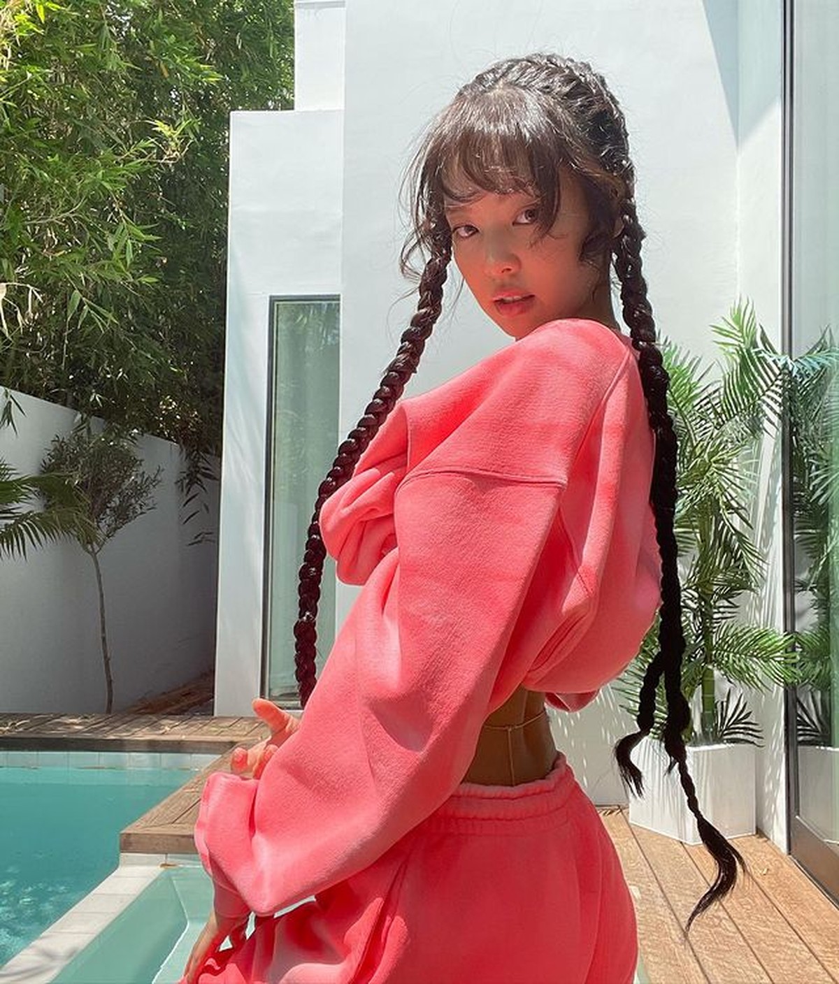 Jennie BLACKPINK kerap mengubah gaya rambutnya salah satunya rambut dikepang&period; Yuk intip&excl;