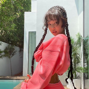 Potret Gemoy Jennie BLACKPINK dengan Gaya Rambut Dikepang