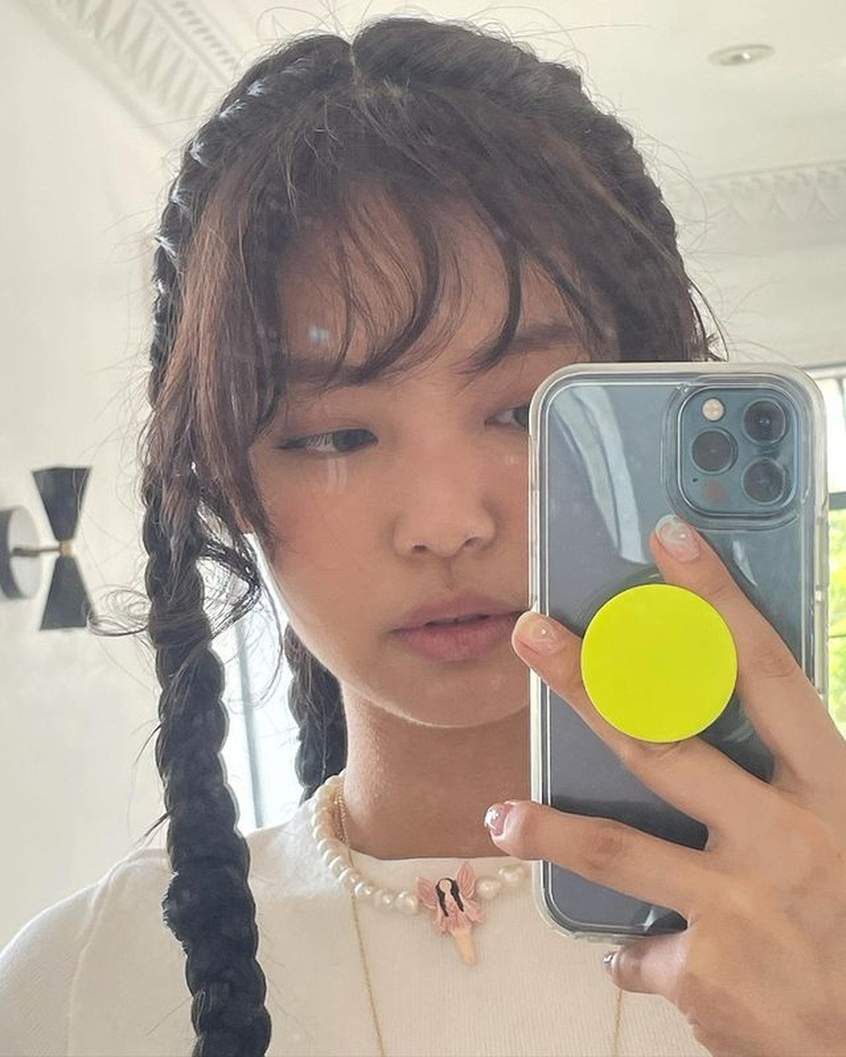 Jennie BLACKPINK kerap mengubah gaya rambutnya salah satunya rambut dikepang&period; Yuk intip&excl;