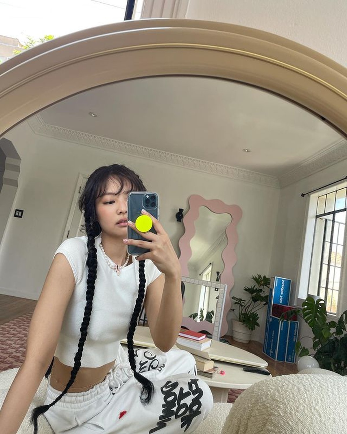 Jennie BLACKPINK kerap mengubah gaya rambutnya salah satunya rambut dikepang&period; Yuk intip&excl;