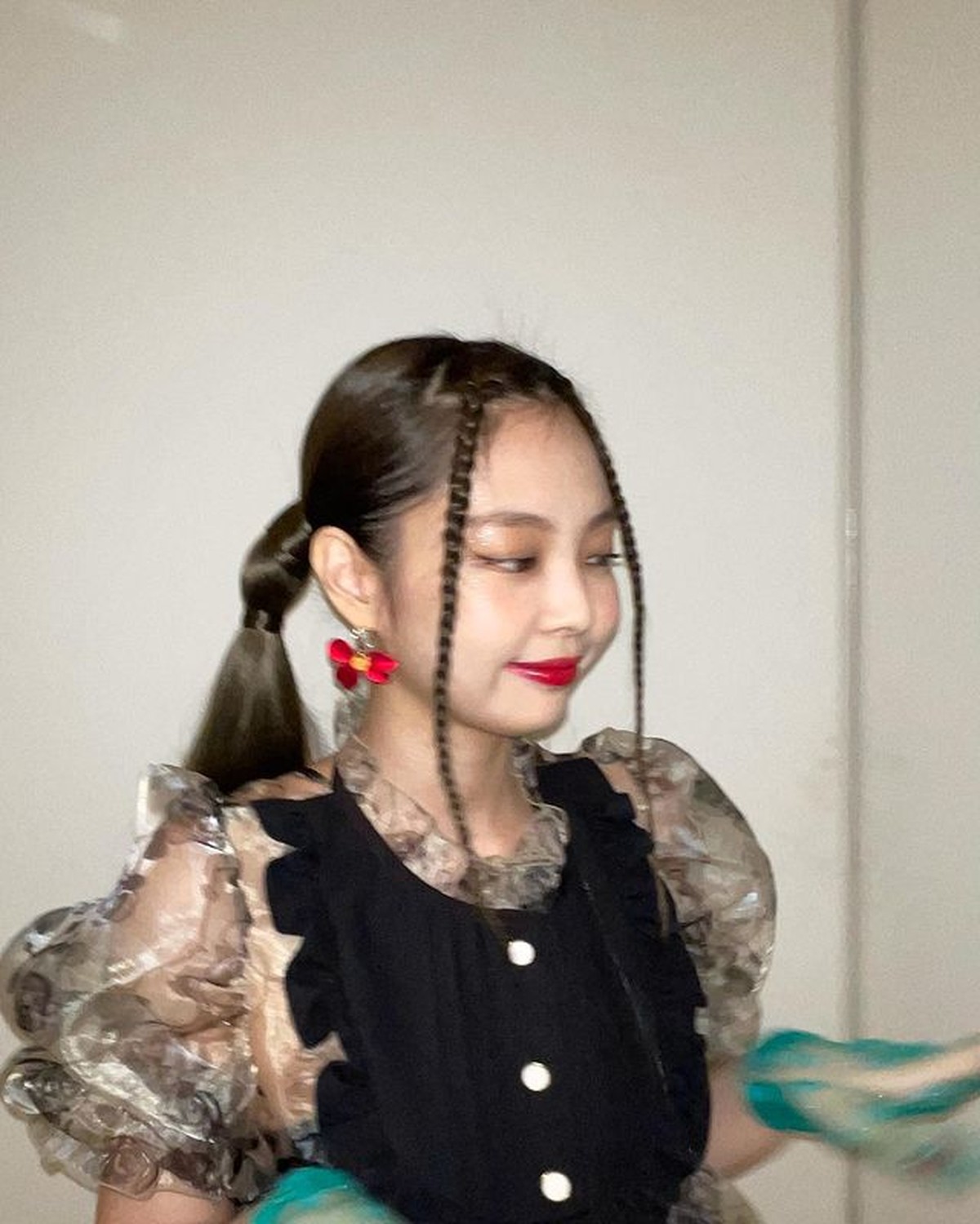 Jennie BLACKPINK kerap mengubah gaya rambutnya salah satunya rambut dikepang&period; Yuk intip&excl;