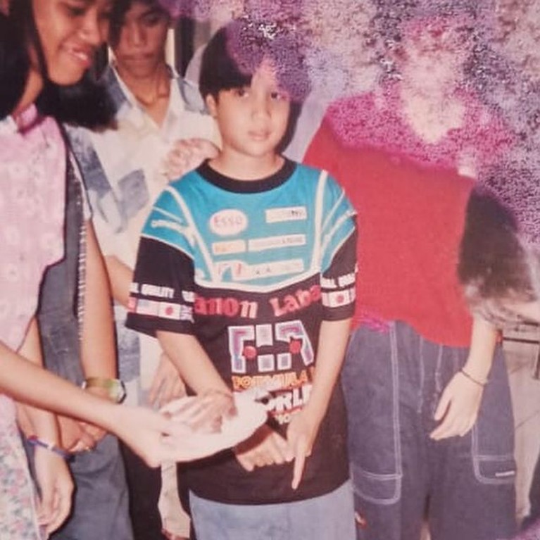 Gaya Rambut Korean Style Pada Potret Masa Kecil Dikta Jadi Sorotan Foto masa kecil Dikta dengan gaya rambut Korean style dikatakan mirip aktor Korea Ji Chang Wook hingga Kai EXO. Yuk intip!