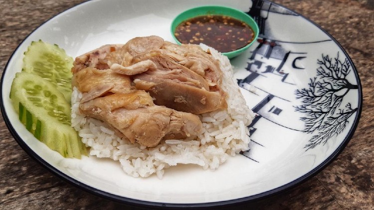 Ilustrasi Ayam Kukus Tauco Chicken rice or Hainanese chicken rice on wood table