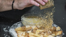 FOTO: Sontek Cara Masak Kentang Goreng Termahal di Dunia