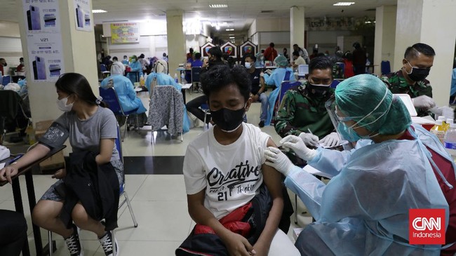 Ketimpangan vaksinasi tak lepas dari langkah pemerintah pusat yang mengirim dosis dalam jumlah minim ke daerah luar Jawa.