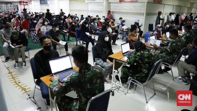TNI dan Polri bahu membahu bersama seluruh elemen dalam menangani pandemi Covid-19, salah satunya dengan terus mendorong upaya vaksinasi nasional.