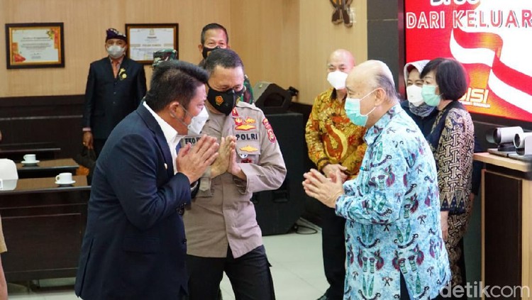 Keluarga almarhum pengusaha Akidi Tio menyumbangkan dana Rp 2 triliun untuk membantu penanganan COVID-19 di Sumatera Selatan. Keluarga almarhum pengusaha Akidi Tio menyumbangkan dana Rp 2 triliun untuk membantu penanganan COVID-19 di Sumatera Selatan.