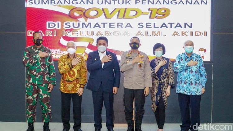 Keluarga almarhum pengusaha Akidi Tio menyumbangkan dana Rp 2 triliun untuk membantu penanganan COVID-19 di Sumatera Selatan.