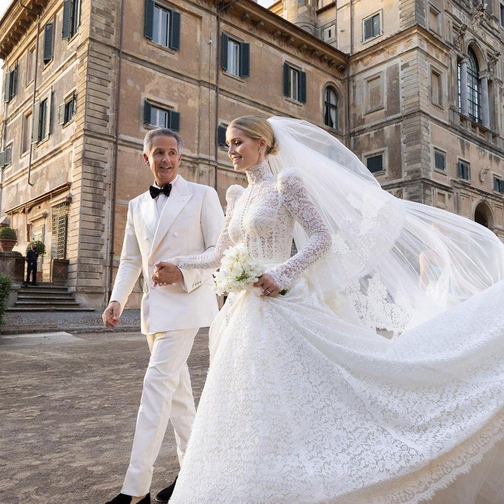 <p>Kabar bahagia datang dari Kerajaan Inggris. Lady Katherine Eleanor Lewis atau Kitty Spencer menikah dengan miliarder bernama Michael Lewis. Mereka mengikat janji suci di Villa Aldo Brandini, Frascati, Italia. (Foto: Instagram @kitty.spencer)</p>