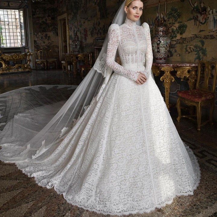 <p>Di hari pernikahan itu, Kitty Spencer tampil elegan dalam balutan gaun pengantin Dolce & Gabbana. Gaun bergaya Victoria itu terlihat mewah dengan aksen lengan puff ala bangsawan. (Foto: Instagram @kitty.spencer)</p>