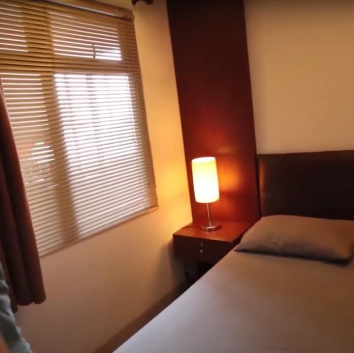 <p>Kalau ini tampilan dari salah satu kamar kostan-nya, Bunda. (Foto: YouTube: ITIKK Family)</p>