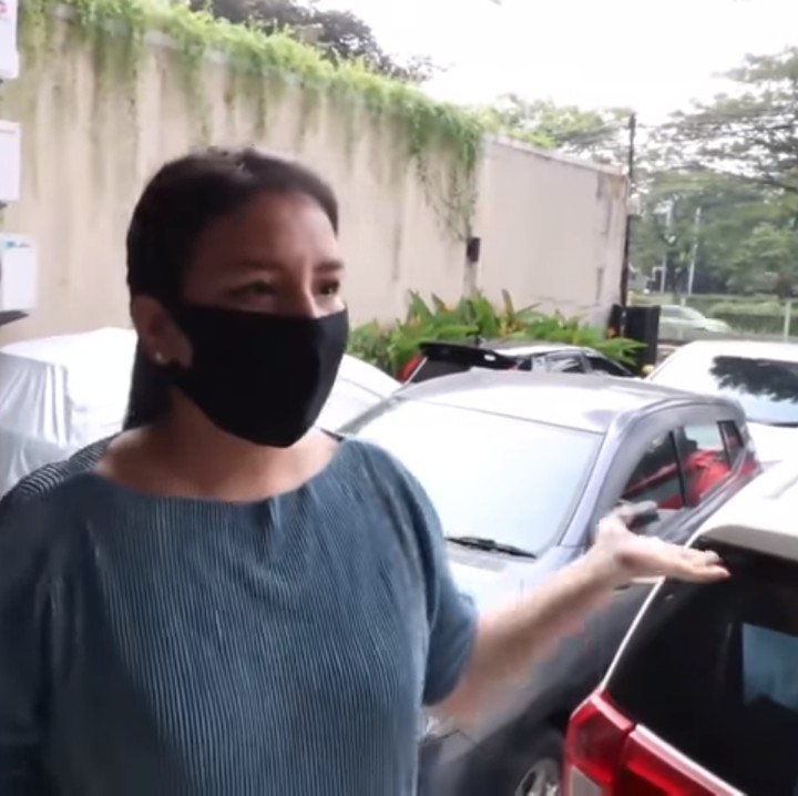 <p>Kost-kostan keduanya berlokasi di kawasan yang amat strategis di Manggarai, Bunda. Tya menyebut bahwa kostannya berada di pinggir jalan, dekat dengan halte bus, dan aman karena dijaga oleh beberapa karyawannya. (Foto: YouTube: ITIKK Family)</p>