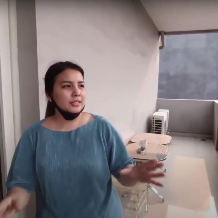 <p>Kostan tersebut dibangun dengan tiga lantai dengan puluhan kamar, lho. Harganya sewanya Rp3 juta per bulan, Bunda.  (Foto: YouTube: ITIKK Family)</p>