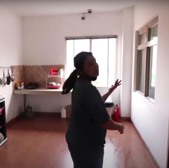 <p>Fasilitas tersebut dimulai dari perabotan kamar tidur, air hangat di kamar mandi, Wi-Fi gratis, hingga terdapat dapur di setiap lantainya. (Foto: YouTube: ITIKK Family)</p>