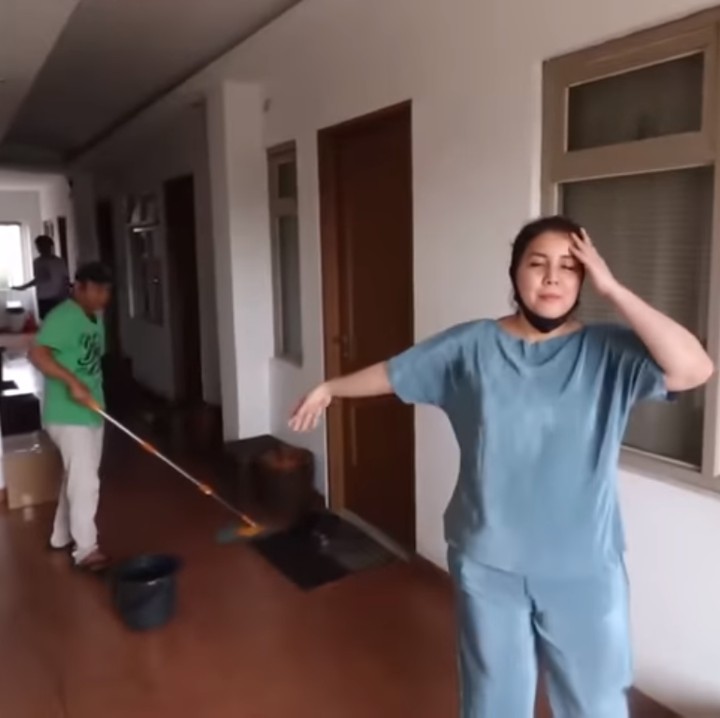 <p>Berikut tampilan koridor kostannya, Bunda. Terlihat bersih dan rapi, ya? (Foto: YouTube: ITIKK Family)</p>