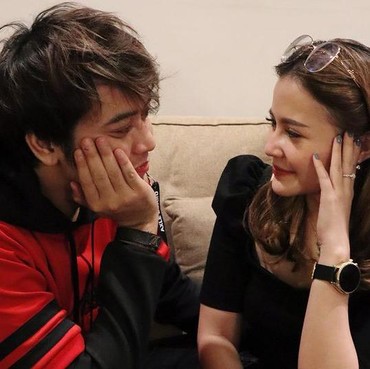 Kriss Hatta Pamer Kemesraan dengan Voke Victoria, Netizen Tunggu Undangan