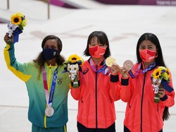 Atlet Olimpiade Tokyo 2020 Diimbau Tak Berpose Sambil Gigit Medali