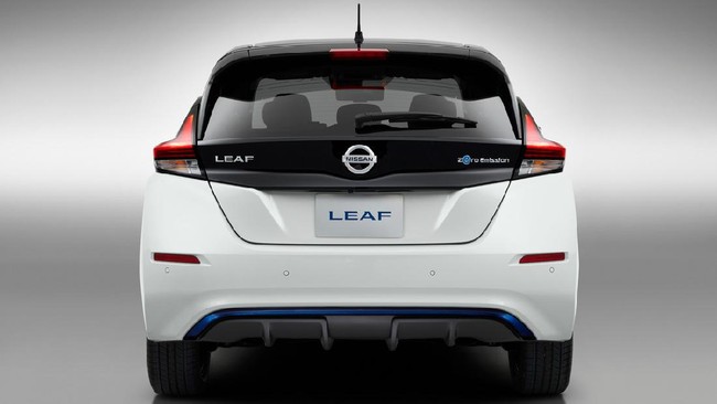 Pihak dealer Nissan menuturkan harga Leaf sekitar Rp650 juta yang membuatnya bersaing dengan Hyundai Kona Electric dan Ioniq Electric.