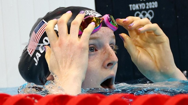 Perenang 17 tahun, Lydia Jacoby di luar dugaan merebut medali emas dari nomor gaya dada 100 meter putri Olimpiade Tokyo 2020.