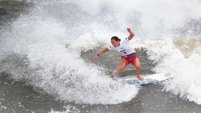 Carissa Moore yang dikenal dengan sebutan 'Ratu Selancar Hawai' mengukir sejarah dengan meraih medali emas pertama cabang olahraga selancar Olimpiade.