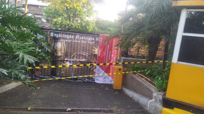 Pengelola hotel juga memasang tulisan peringatan larangan membeli dan menjual makanan di pagar hotel tempat isolasi mandiri.
