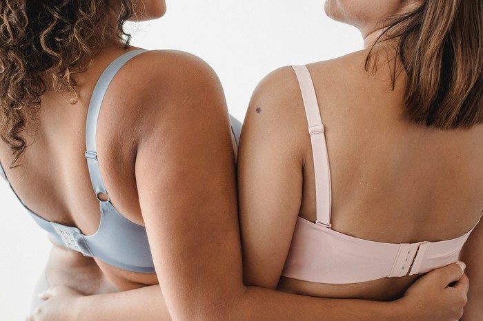 6 Fakta dan Alasan Sebaiknya Melepas Bra Saat Tidur