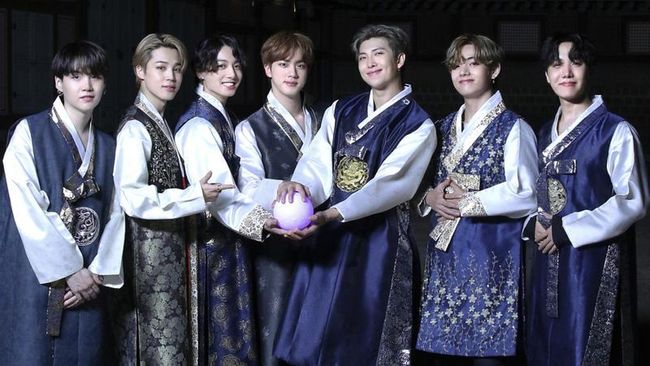 Selain kumis dan jenggot V, hal lain yang juga "ekstra" dalam Run BTS Eps. 145 ialah pemilihan lokasinya yang berupa pemukiman kuno Korea Selatan.