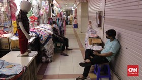 FOTO: Saat Kartu Vaksin Jadi Syarat Masuk Pasar Tanah Abang