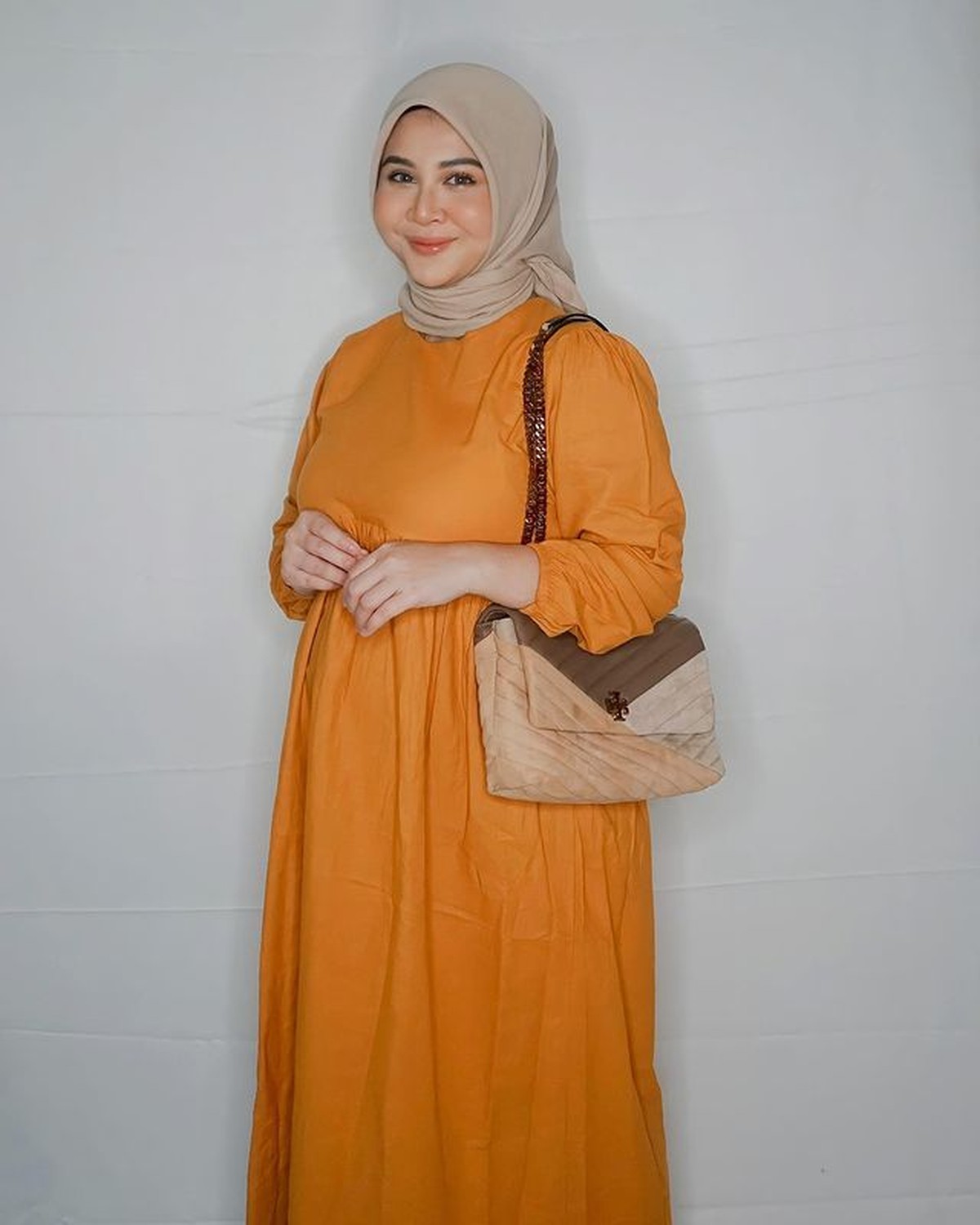 Kehamilan Keisha sudah memasuki usia 17 minggu&comma; babybump nya pun sudah terlihat&period; Yuk kita intip bumil cantik ini pamer babybump&excl;