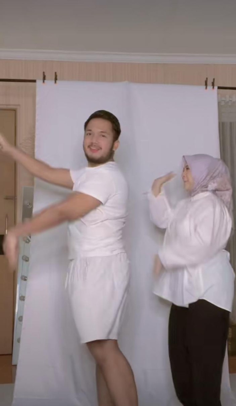 Potret Kesha Ratuliu Pamer Babybump, Aura Cantik Memesona Kehamilan Keisha sudah memasuki usia 17 minggu, babybump nya pun sudah terlihat. Yuk kita intip bumil cantik ini pamer babybump!