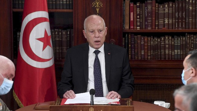 Presiden Tunisia Kais Saied memecat menteri pertahanan, setelah sebelumnya memberhentikan PM Hichem Mechichi karena dinilai tak becus tangani corona.