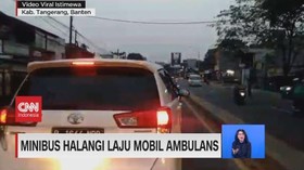 VIDEO: Minibus Halangi Laju Mobil Ambulans