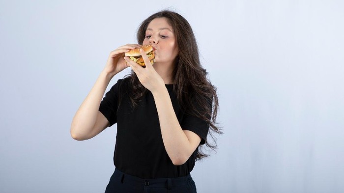 img-title Makan di Warung Maksimal 20 Menit Selama PPKM, Ini 6 Risiko Kalau Makan Terburu-buru