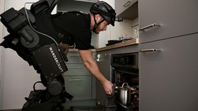 FOTO: Robot Exoskeleton Pengganti Kursi Roda