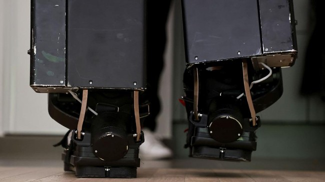 FOTO: Robot Exoskeleton Pengganti Kursi Roda
