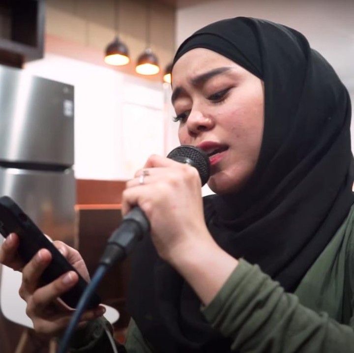 <p>Rumah Lesti Kejora di kampung terkesan jauh dari kesan glamor. Meski begitu, rumahnya tetap terasa hangat dengan keluarga besar yang berkumpul. (Foto: YouTube LESTI CHANNEL)</p>
