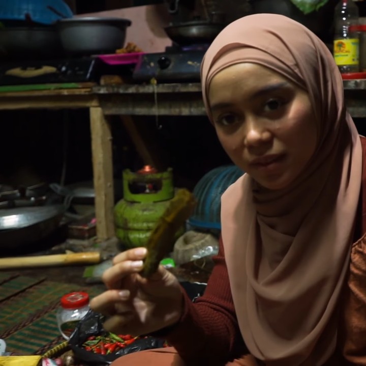 <p>Meski sudah modern, rumah Lesti Kejora di kampung memiliki sudut tradisional di bagian dapur. Area memasak tampak sangat kental dengan nuansa pedesaan. (Foto: YouTube LESTI CHANNEL)</p>