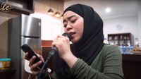 <p>Rumah Lesti Kejora juga diisi dengan berbagai perabotan sederhana. Rumah Lesti dibangun oleh keluarga besar serta para kerabat dekatnya, Bunda. (Foto: YouTube LESTI CHANNEL)</p>