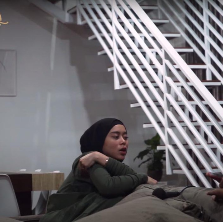 <p>Rumah Lesti Kejora di kampung terkesan jauh dari kesan glamor. Meski begitu, rumahnya tetap terasa hangat dengan keluarga besar yang berkumpul. (Foto: YouTube LESTI CHANNEL)</p>