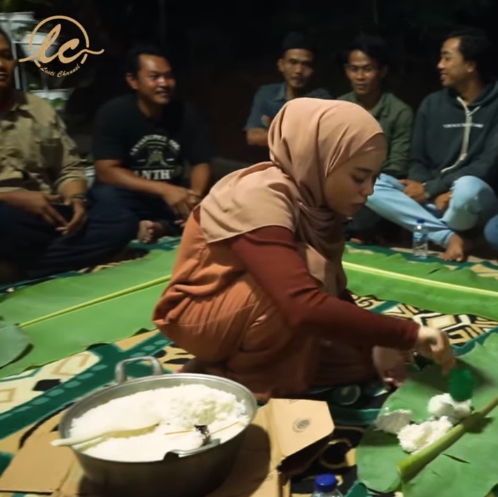 <p>Rumah Lesti Kejora juga diisi dengan berbagai perabotan sederhana. Rumah Lesti dibangun oleh keluarga besar serta para kerabat dekatnya, Bunda. (Foto: YouTube LESTI CHANNEL)</p>