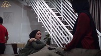 <p>Rumah Lesti Kejora di kampung terkesan jauh dari kesan glamor. Meski begitu, rumahnya tetap terasa hangat dengan keluarga besar yang berkumpul. (Foto: YouTube LESTI CHANNEL)</p>