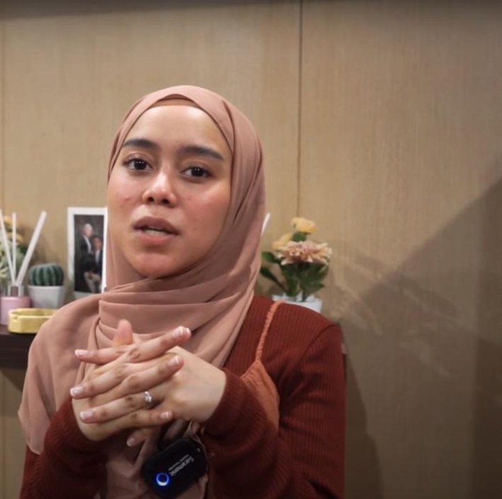 <p>Lesti Kejora sempat mengunjungi kampung halamannya di Ciajur, Jawa Barat, jelang menikah dengan Rizky Billar. Di sana, Lesti menunjukkan rumah yang ditempati keluarga dan kerabatnya, Bunda. (Foto: YouTube LESTI CHANNEL)</p>