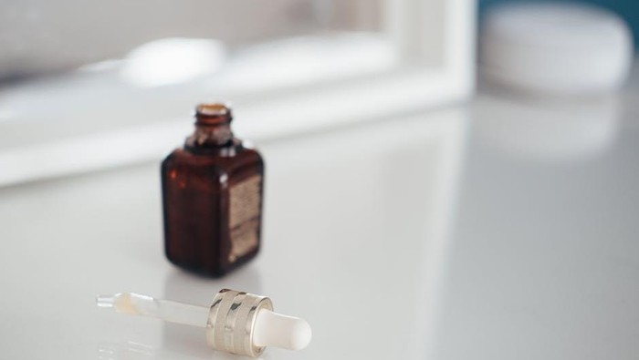 img-title Efek Positif dan Negatif Penggunaan Retinoid: Ampuh Atasi Jerawat, Tapi Bisa Bikin Kulit Kering