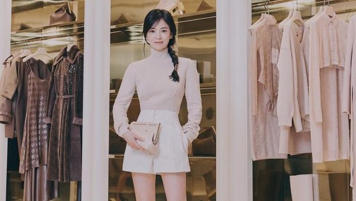 Bikin Terlihat Segar & Awet Muda, Gaya Fashion dari Song Hye Kyo Ini Bisa Jadi Inspirasi, Nih!