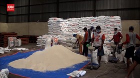 VIDEO: Ribuan Ton Beras Bansos Menumpuk Di Gudang Bulog