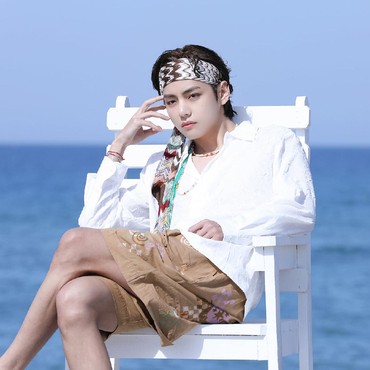 Potong Rambut, V BTS Main Terompet Merdu Bikin J-Hope Terkejut